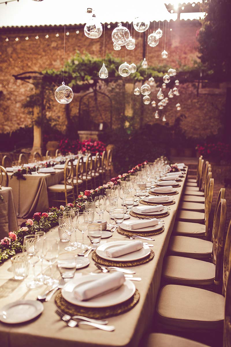 mesa banquete con guirnalda de flores rosas